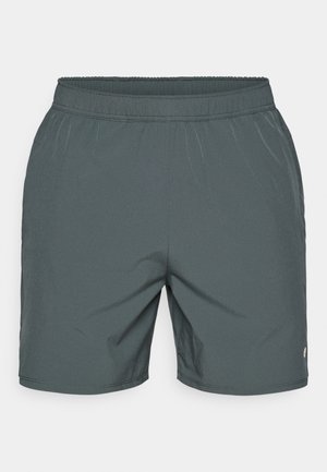 Ανδρικές σκούρες γκρι αθλητικές βερμούδες κατασκευασμένες από ελαφρύ ύφασμα, με ελαστική μέση και ελαφριά συγκέντρωση στα πλάγια.