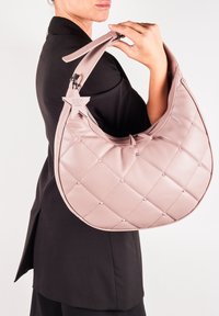 Borsa a spalla imbottita rosa realizzata in morbida pelle ecologica, con un accent hardware a forma di stella e tracolla regolabile.