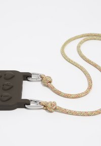 Funda de teléfono de silicona marrón con un corazón texturizado y acentos con números, unida a una correa trenzada multicolor con cierres de metal.