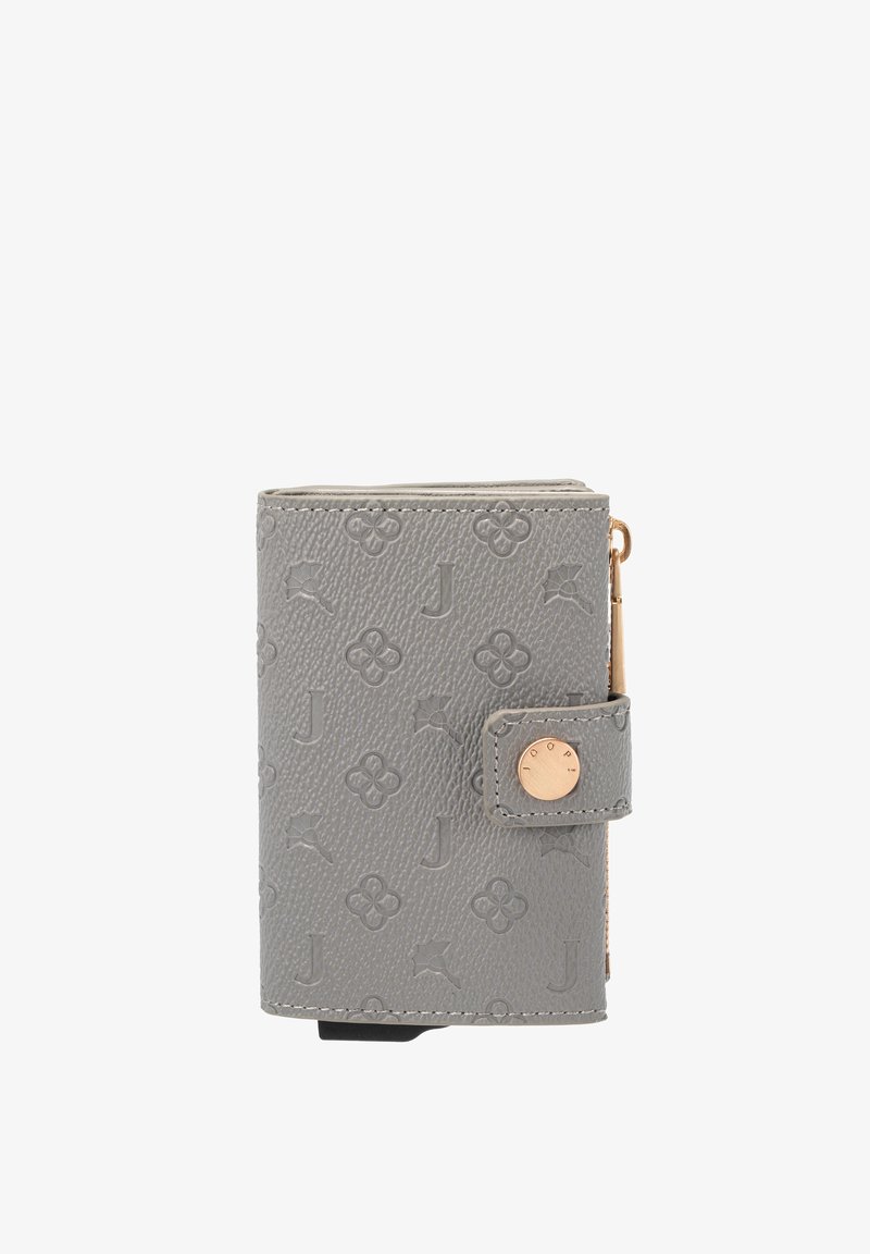 Cartera de cuero gris con relieves de flores y la letra "J", que incluye un botón a presión con detalle en tono dorado y un cierre lateral con cremallera.