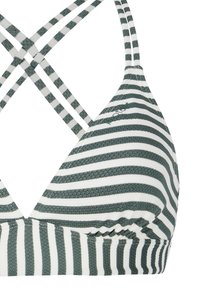 Juostuotas bikini viršus, pasižymintis žalios ir baltos spalvų deriniu, trikampio formos puodeliais ir kryžminėmis juostomis, pagamintomis iš tekstūruoto audinio.