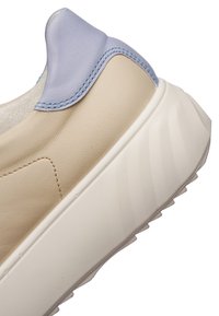 Talons de baskets en cuir beige avec col en cuir bleu clair et semelle blanche épaisse et texturée, présentés sur un fond blanc.