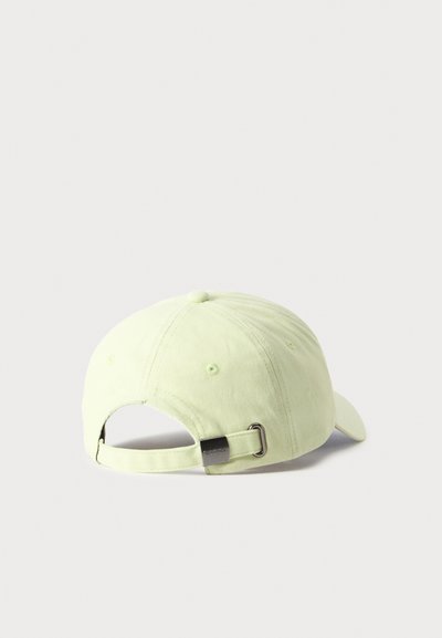 Casquette de baseball vert clair vue de dos avec une sangle réglable en métal et des détails de couture sur un fond uni.
