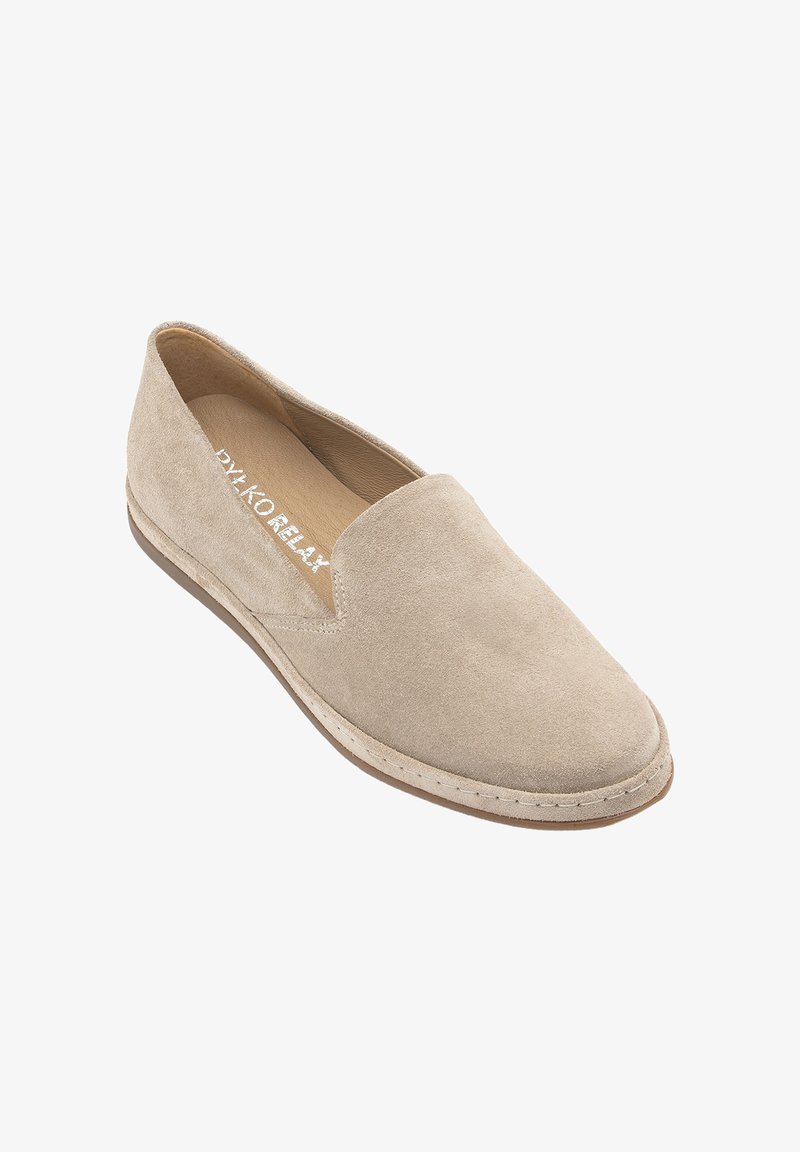 Beżowy zamszowy but wsuwany z niskim obcasem i zaokrąglonym noskiem, z widocznym przeszyciem wzdłuż podeszwy oraz miękką wyściółką wewnętrzną.