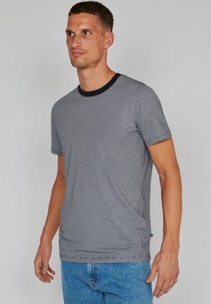 Herre kortærmet t-shirt med mørkeblå rund hals. Stoffet har horisontale blå og hvide striber. Løs pasform, glat tekstur.