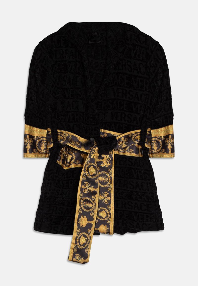 Robe noire avec motif en relief 'VERSACE'. Présente une ceinture accentuée d'or avec des motifs baroques intriqués sur un tissu noir. Texture douce.
