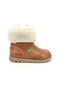 Bottine en cuir marron avec un revers en fausse fourrure blanche, un patch en daim beige, une semelle en caoutchouc beige et un logo Kickers sur le côté.