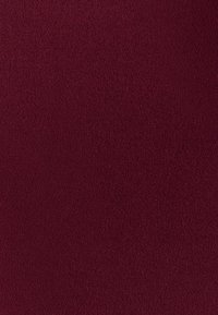 Burgundna tkanina z gladko, mat gladkimi teksturo. Površina je enakomerna, brez vidnih vzorcev ali poudarkov.