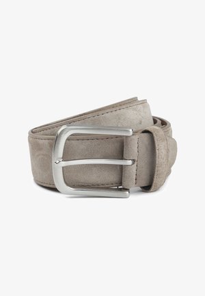 Gürtel aus grauem Wildleder mit einer silbernen Metallschnalle, die eine glatte Textur und gestickte Ränder aufweist, aufgerollt und flach ausgelegt.