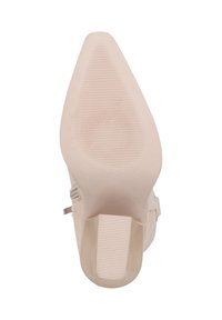 Zapato de tacón alto de color rosa suave con punta afilada, material de ante liso, suela de goma texturizada y tacón estable para mayor soporte.
