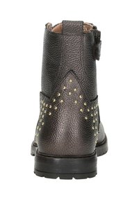 Leren enkelboot in donkergrijs met een gestructureerde afwerking, met gouden studs langs de hak en een rits aan de zijkant voor sluiting.