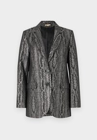 Čierny a strieborný štruktúrovaný blazer so širokým golierom, dvoma gombíkmi a prednými vreckami. Materiál má kovový lesk a abstraktný vzor.
