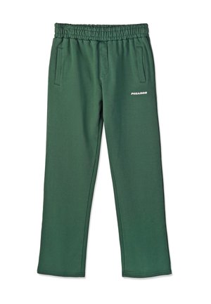 Pantalones deportivos de cintura elástica en verde oscuro con bolsillos laterales y un pequeño logo blanco "PEGADOR" en la parte superior del muslo derecho.