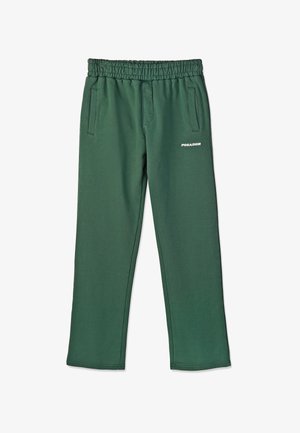 Pantalones deportivos de cintura elástica en verde oscuro con bolsillos laterales y un pequeño logo blanco "PEGADOR" en la parte superior del muslo derecho.