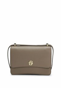 Borsa a tracolla grigia in pelle con chiusura a patta, caratterizzata da un accento logo in tono oro, texture liscia e design piatto e strutturato.