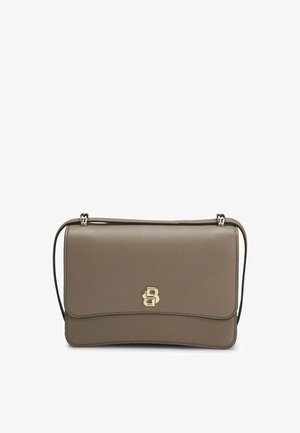 Grau Leder Crossbody Bag mit Klappenverschluss, ausgestattet mit einem goldfarbenen Logo-Akzent, glatter Textur und flachem, strukturiertem Design.