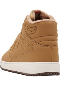 Hochschuh aus braunem Leder mit einem weichen, fleecegefütterten Kragen, ausgestattet mit perforierten Akzenten und einer weißen Gummisohle mit Griffmuster.