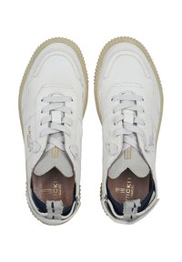 Weiße Sneakers aus strukturiertem Leder, mit runder Zehenpartie, kontrastierender beiger Gummisohle und flachen Schnürsenkeln. Goldene Markenkennzeichnung an der Seite und an der Ferse.