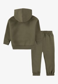 Σετ παιδικό φούτερ με κουκούλα και παντελόνι φόρμας σε ελιά πράσινο, φτιαγμένο από απαλό ύφασμα. Το φούτερ έχει ριμπ τελείωμα στη μέση και στις μανσέτες, ενώ το παντελόνι διαθέτει ελαστική μέση.