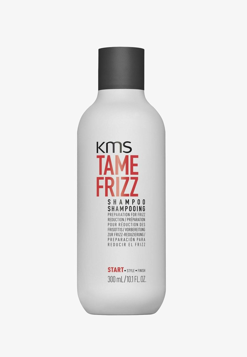 KMS Tame Frizz shampoo in een witte plastic fles, 300 mL. Zwarte dop, vetgedrukte letters in rood en zwart op de voorkant, gladde textuur.