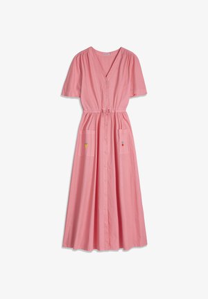 Robe midi rose à manches courtes, col en V, boutons sur le devant, taille élastique, et deux poches avant brodées de petits motifs de fruits.
