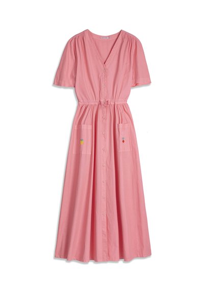 Robe midi rose à manches courtes, col en V, boutons sur le devant, taille élastique, et deux poches avant brodées de petits motifs de fruits.