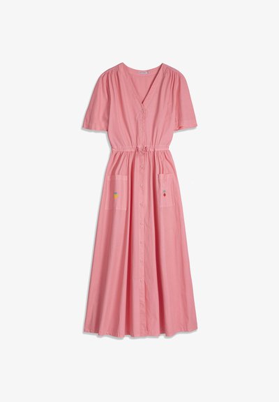 Robe midi rose à manches courtes, col en V, boutons sur le devant, taille élastique, et deux poches avant brodées de petits motifs de fruits.