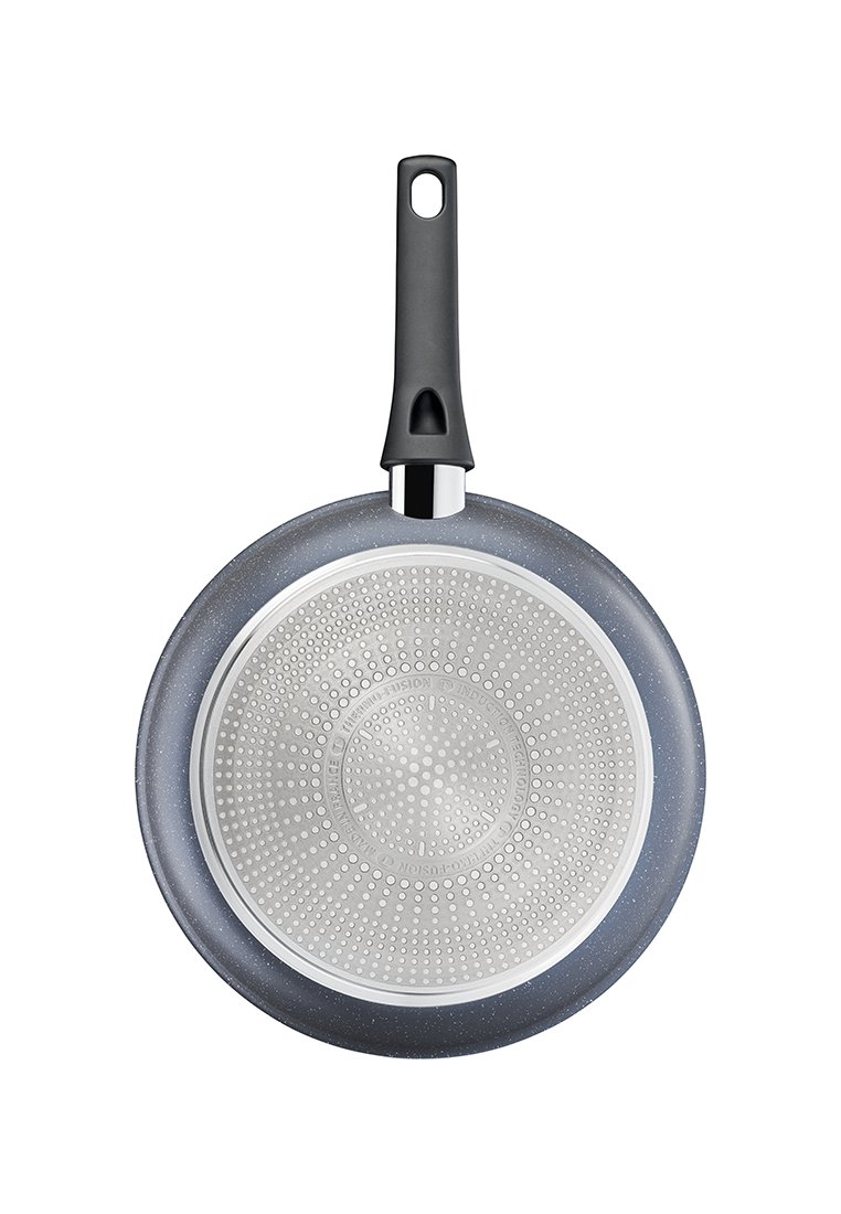 Beschichtete Bratpfanne mit einem schwarzen Griff, grauem strukturiertem Korpus und gemusterter silberner Kochfläche. Sie hat eine abgerundete Form und glatte Kanten.