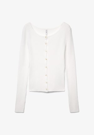 Weißes, geripptes Langarmshirt mit rundem Ausschnitt und vorderer Knöpfung mit kleinen, runden, beigen Knöpfen.