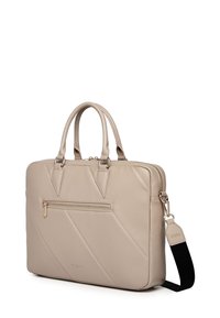 Beige Leder-Laptoptasche mit doppelten Griffen, diagonaler Steppung, vorderer Reißverschlusstasche und abnehmbarem Schultergurt.