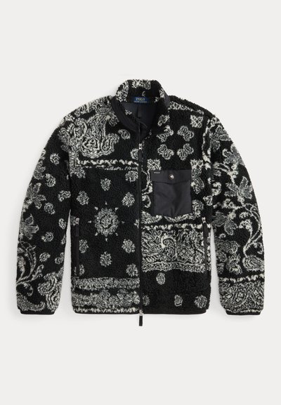 Schwarz-graue Fleecejacke mit durchgehendem Frontreißverschluss, hohem Kragen, Reißverschlusstaschen an den Seiten und einer Brusttasche mit Druckknopf.