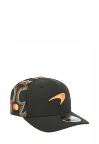 Schwarze Kappe mit orangefarbenem Nike-Logo. Verfügt über aufwendige gemusterte Seitenpanels in Orange und Weiß sowie einen flachen Schirm. Hergestellt aus strapazierfähigem Stoff.
