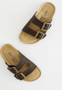 Next REGULAR  - Tagant lahtised kingad - brown