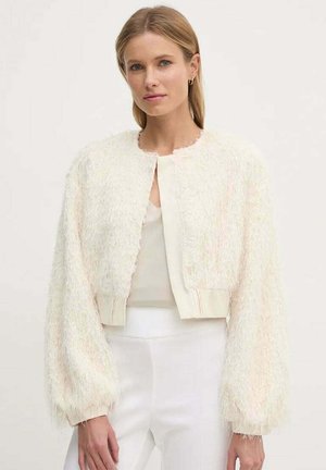 Giacca corta in pelliccia sintetica bianca con scollatura tonda e maniche voluminose, dotata di una fodera liscia e un design minimalista.