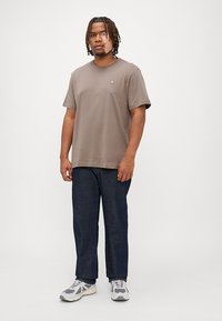 Calvin Klein Jeans Plus PLUS EMBRO BADGE TEE - Lihtne T-särk - beige