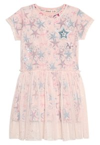 Helles pinkes Kleid mit kurzen Ärmeln, Sternmuster-Mesh-Überzug, silbernen Paillettensternen und einem mehrlagigen Tüllrockdetail.