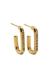 Złote kolczyki koła o kształcie litery U, z rzędami przezroczystych kamieni po jednej stronie i polerowanym wykończeniem.