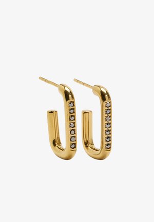 Złote kolczyki koła o kształcie litery U, z rzędami przezroczystych kamieni po jednej stronie i polerowanym wykończeniem.