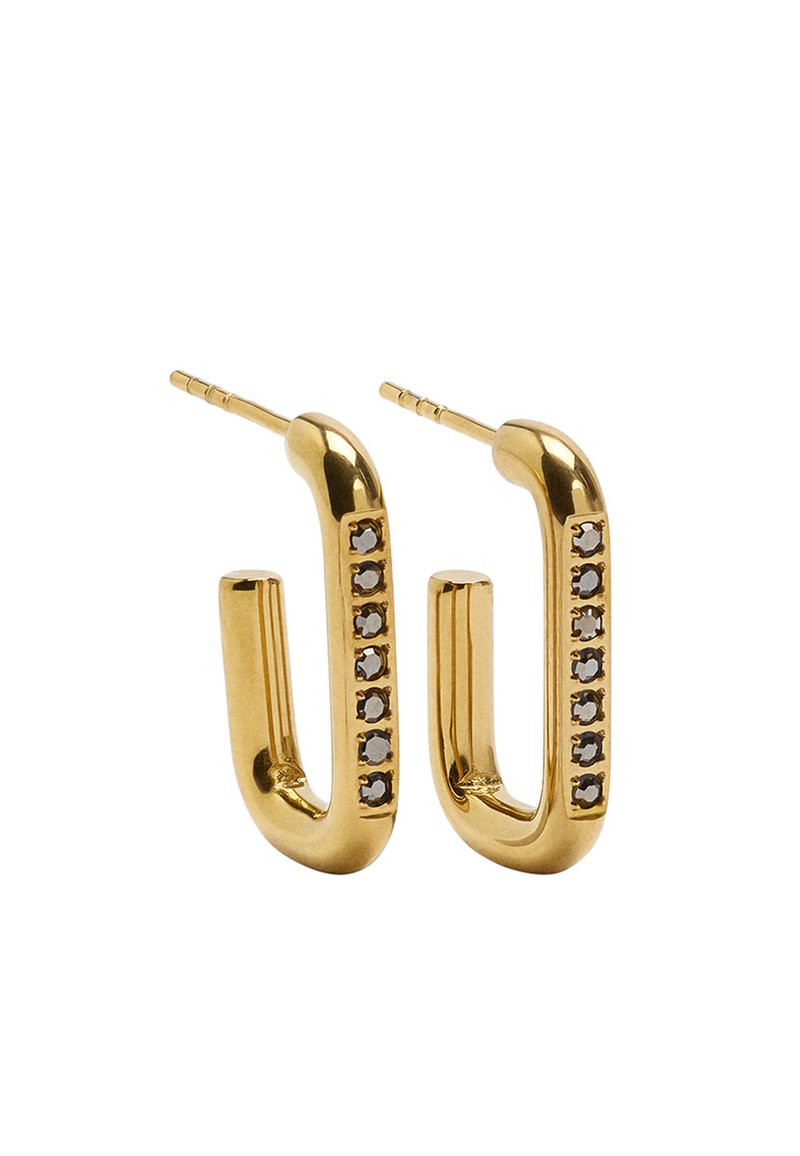 Złote kolczyki koła o kształcie litery U, z rzędami przezroczystych kamieni po jednej stronie i polerowanym wykończeniem.