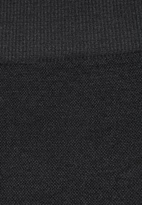 Čierna pletená tkanina s textúrovaným povrchom a pruhovanou hornou časťou. Materiál je mäkký s jednotnou farbou a bez výrazných vzorov alebo akcentov.