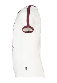 Maglietta a maniche corte bianca con bordi bordeaux sulle maniche e sulle spalle, vista laterale che mostra un piccolo etichetta nera vicino all'orlo inferiore.