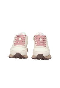 Paire de baskets blanches et rose clair avec des lacets roses orientées vers l'avant, texte "GIRLS RUN FASTER" visible sur la languette de chaque chaussure.