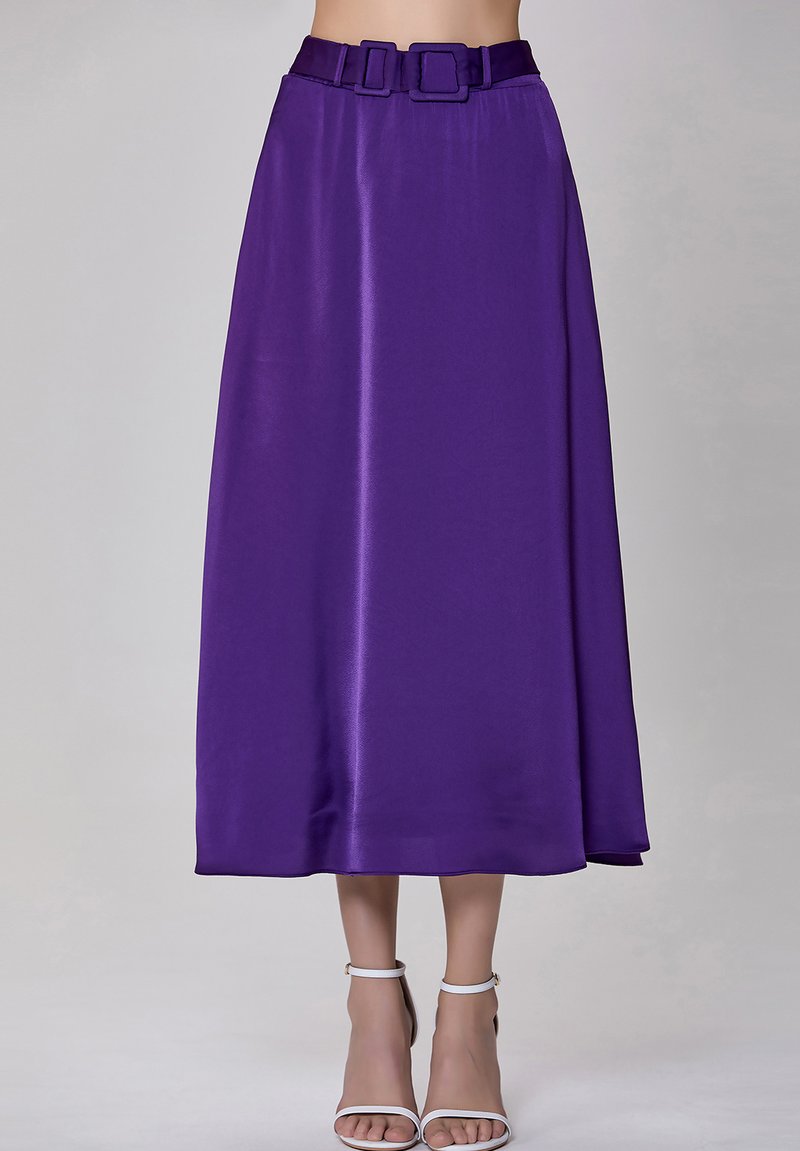 Jupe midi en satin violet avec une texture lisse, taille ceinturée et un design fluide qui arrive au mollet. Elle est dotée d'une large ceinture structurée.