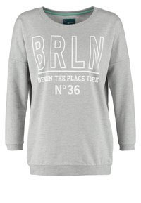 Sweat-shirt gris clair à manches longues avec un texte blanc indiquant « "BRLN," "Berlin the place to be," et "N°36" » sur le devant.