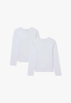 Dwie białe koszulki z długim rękawem wykonane z miękkiej bawełny, z okrągłymi dekoltami i prostymi brzegami, wyeksponowane obok siebie.