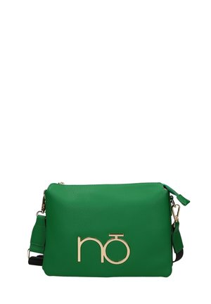 Sac à épaule en cuir vert avec logo "nō" doré et bandoulière réglable sur fond blanc.