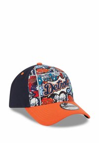 Die Kappe hat einen navyblauen Körper mit einem farbenfrohen Comic-Stil-Print auf der Vorderseite, der Baseballgrafiken zeigt, und einem orangefarbenen Schirm.