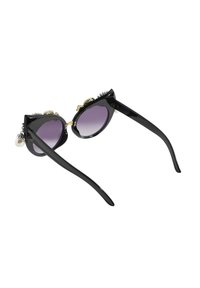 Occhiali da sole neri a forma di occhio di gatto, con lenti gradiente viola e dettagli decorativi tra cui hardware dorato e perle.
