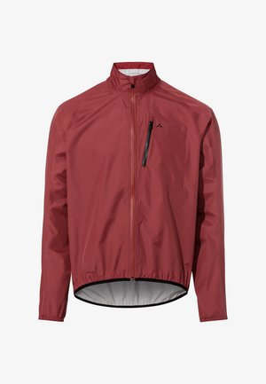 Veste légère rouge avec un col haut, fermeture éclair sur le devant, ourlet élastique et poche poitrine zippée. Tissu lisse et résistant à l'eau.