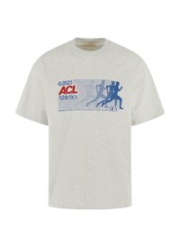 Tricou din bumbac gri deschis cu mâneci scurte, având inscripții albastre și siluete de alergători. Designul include logo-ul "2025 ACL Athletics".